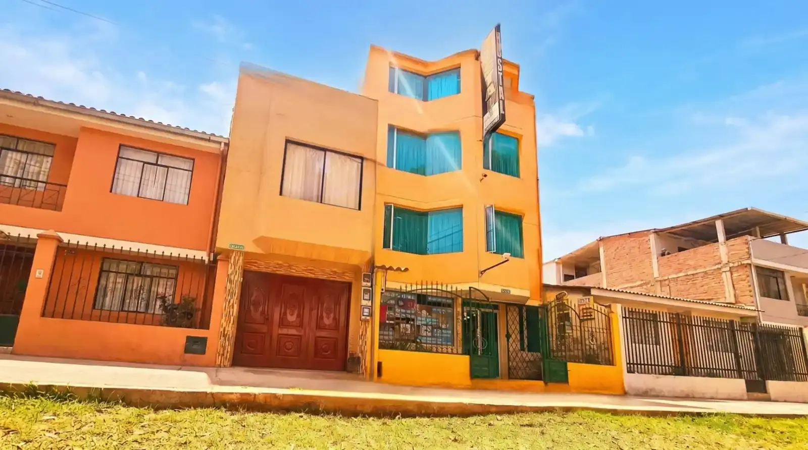 Fachada del hostal en Carapungo bajo el sol andino